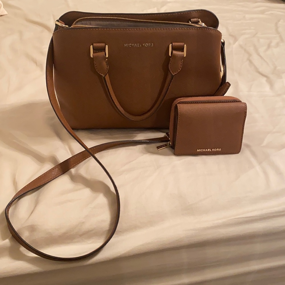 Michael Kors purse and wallet! In great condition!